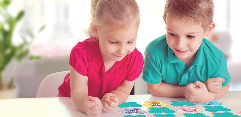 Garçon, 6 ans, voir l'appareil photo, sourire, apprendre, de devoirs  scolaires, parution modèle débutant, enfant, l'école première niveleuse,  atomiques, biologiques et chimiques scorer, enfant, personne, l'exercice  d'adresses, bloc-notes, crayon, stylo